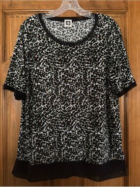 NWOT Anne Klein Black, White & Olive Abstract Print Short-Sleeve Scoop Neck Tee